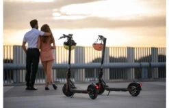 Segway Ninebot F25E -Buitenspeelgoed Winkel ninebot kickscooter f20d f25e f30 lifestyle picture woman and man watching sunset 1
