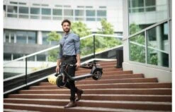 Segway Ninebot KickScooter F30E -Buitenspeelgoed Winkel ninebot kickscooter f30 lifestyle picture man carrying kickscooter 1