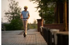 Segway Ninebot KickScooter F30E -Buitenspeelgoed Winkel ninebot kickscooter f30 lifestyle picture man riding front view 1