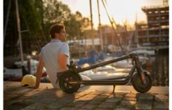 Segway Ninebot KickScooter F30E -Buitenspeelgoed Winkel ninebot kickscooter f30 lifestyle picture man sitting kickscooter folded 1