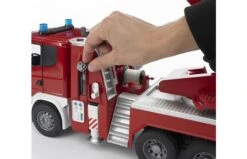 Bruder 3590 Scania R-Serie Brandweer Met Spuit En Sirene 12 Bruder 3590 Scania R-Serie Brandweer Met Spuit En Sirene -Buitenspeelgoed Winkel zand 4